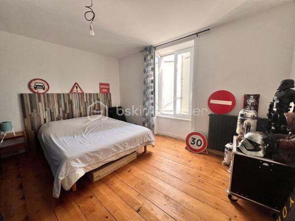 En exclusivité, laissez-vous séduire par cette maison en pierre pleine de charme et d’authenticité, où convivialité et douceur de vivre sont les maîtres-mots. Située à mi-distance entre Quimper et Brest, au cœur du Parc naturel régional d'Armorique, cette propriété bénéficie d’un environnement calme, à proximité d’une rivière, offrant un cadre naturel apaisant et verdoyant.

Dès l’entrée, le ton est donné : une atmosphère chaleureuse, un mobilier vintage soigneusement mis en valeur et un cachet atypique qui rendent ce bien unique.

La maison propose une cuisine indépendante aménagée et équipée, ainsi qu’un salon/séjour cosy agrémenté d’un poêle à bois, idéal pour partager des moments en famille ou entre amis.

À l’étage, vous découvrirez trois chambres, un bureau ainsi qu’une salle d’eau rénovée avec douche à l’italienne. Un grenier aménageable complète l’ensemble et offre un beau potentiel supplémentaire selon vos envies.

Côté extérieur, le charme opère également avec un jardin en espalier et une agréable terrasse en hauteur, à l’abri des regards, propice à la détente en toute intimité. Un garage non attenant vient compléter ce bien.

Des travaux de rénovation énergétique et de confort ont déjà été réalisés, permettant de profiter d’une maison plus agréable au quotidien.

Un bien atypique et plein de caractère, idéal pour les amoureux de nature et d’authenticité. Coup de cœur assuré.