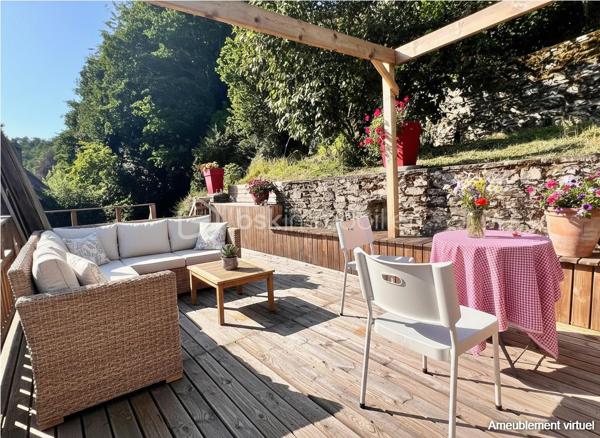 En exclusivité, laissez-vous séduire par cette maison en pierre pleine de charme et d’authenticité, où convivialité et douceur de vivre sont les maîtres-mots. Située à mi-distance entre Quimper et Brest, au cœur du Parc naturel régional d'Armorique, cette propriété bénéficie d’un environnement calme, à proximité d’une rivière, offrant un cadre naturel apaisant et verdoyant.

Dès l’entrée, le ton est donné : une atmosphère chaleureuse, un mobilier vintage soigneusement mis en valeur et un cachet atypique qui rendent ce bien unique.

La maison propose une cuisine indépendante aménagée et équipée, ainsi qu’un salon/séjour cosy agrémenté d’un poêle à bois, idéal pour partager des moments en famille ou entre amis.

À l’étage, vous découvrirez trois chambres, un bureau ainsi qu’une salle d’eau rénovée avec douche à l’italienne. Un grenier aménageable complète l’ensemble et offre un beau potentiel supplémentaire selon vos envies.

Côté extérieur, le charme opère également avec un jardin en espalier et une agréable terrasse en hauteur, à l’abri des regards, propice à la détente en toute intimité. Un garage non attenant vient compléter ce bien.

Des travaux de rénovation énergétique et de confort ont déjà été réalisés, permettant de profiter d’une maison plus agréable au quotidien.

Un bien atypique et plein de caractère, idéal pour les amoureux de nature et d’authenticité. Coup de cœur assuré.
