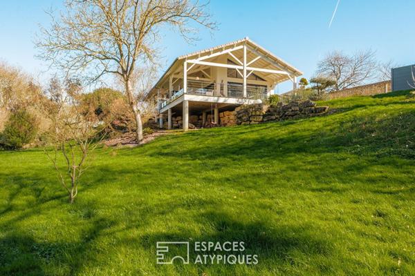 Maison d’architecte avec piscine en surplomb de rivière