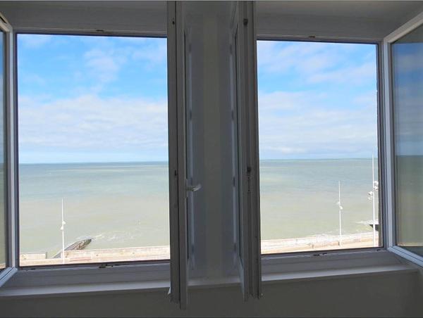 Bel appartement rénové sur front de mer, vue magnifique, 57 m2