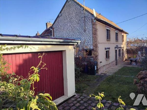 Cette maison se situe à proximité du centre ville de Louviers. Elle se compose : d'une entrée, ...