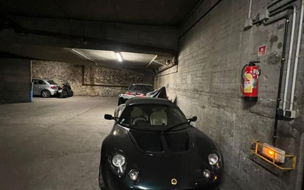 Stationnement à vendre    10 m2 Paris 17