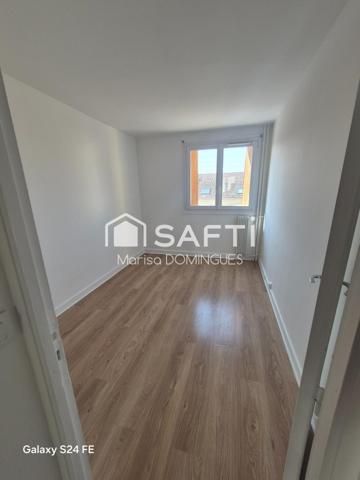 appartement dispose d'un balcon offrant un espace extérieur privé et d'une cave pour un espace de rangement supplémentaire et un box  répondant aux besoins de chacun.