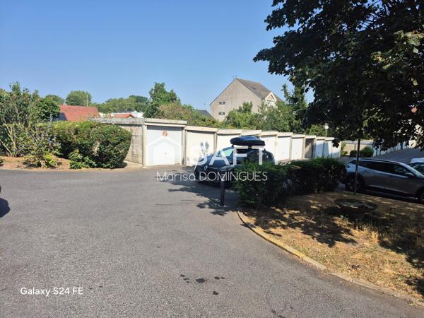 appartement dispose d'un balcon offrant un espace extérieur privé et d'une cave pour un espace de rangement supplémentaire et un box  répondant aux besoins de chacun.
