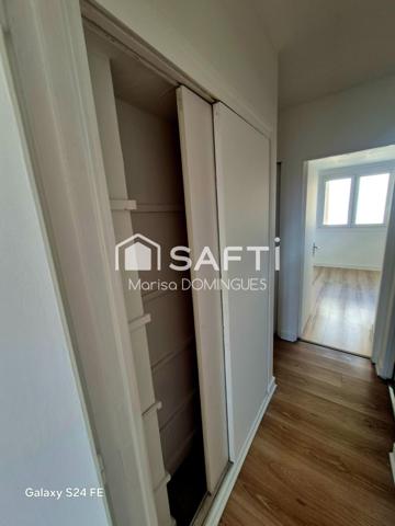 appartement dispose d'un balcon offrant un espace extérieur privé et d'une cave pour un espace de rangement supplémentaire et un box  répondant aux besoins de chacun.