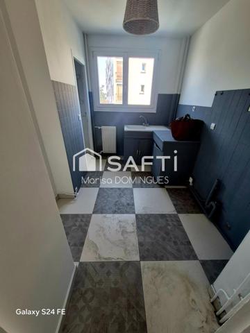 appartement dispose d'un balcon offrant un espace extérieur privé et d'une cave pour un espace de rangement supplémentaire et un box  répondant aux besoins de chacun.