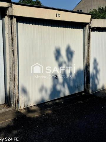 appartement dispose d'un balcon offrant un espace extérieur privé et d'une cave pour un espace de rangement supplémentaire et un box  répondant aux besoins de chacun.