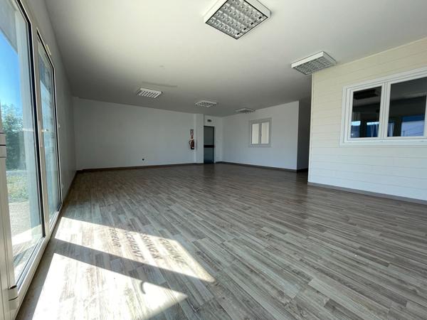 Locaux commercaux Pont L Abbe D Arnoult 486 m2