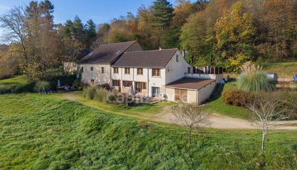 A vendre, maison de 364 m² entourée de plus de 2,5 hectares de terrain à Carsac-Aillac avec 3 gîtes meublés, une maison d'habitation et une piscine.