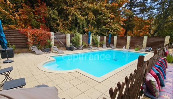 A vendre, maison de 364 m² entourée de plus de 2,5 hectares de terrain à Carsac-Aillac avec 3 gîtes meublés, une maison d'habitation et une piscine.