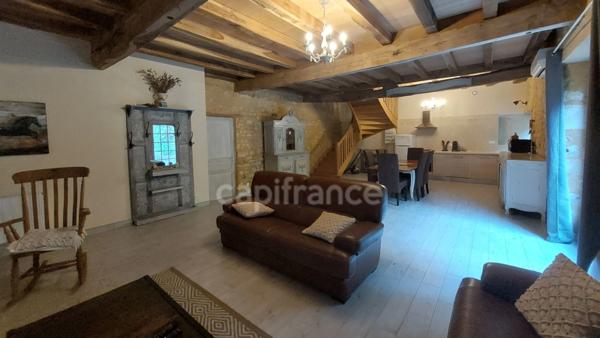 A vendre, maison de 364 m² entourée de plus de 2,5 hectares de terrain à Carsac-Aillac avec 3 gîtes meublés, une maison d'habitation et une piscine.