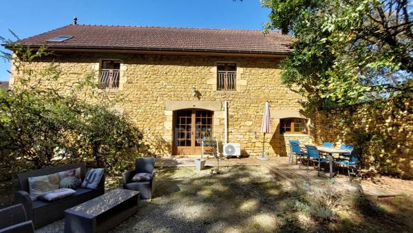 A vendre, maison de 364 m² entourée de plus de 2,5 hectares de terrain à Carsac-Aillac avec 3 gîtes meublés, une maison d'habitation et une piscine.