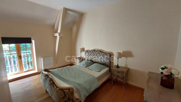 A vendre, maison de 364 m² entourée de plus de 2,5 hectares de terrain à Carsac-Aillac avec 3 gîtes meublés, une maison d'habitation et une piscine.