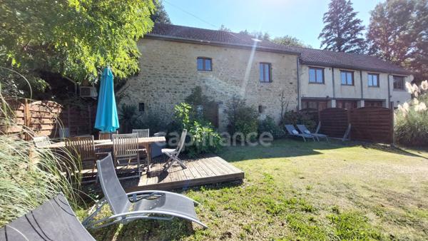 A vendre, maison de 364 m² entourée de plus de 2,5 hectares de terrain à Carsac-Aillac avec 3 gîtes meublés, une maison d'habitation et une piscine.