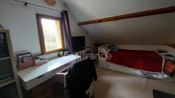 A vendre, maison de 364 m² entourée de plus de 2,5 hectares de terrain à Carsac-Aillac avec 3 gîtes meublés, une maison d'habitation et une piscine.