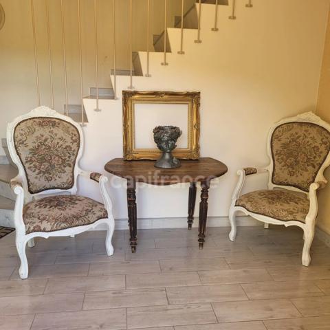 A vendre, maison de 364 m² entourée de plus de 2,5 hectares de terrain à Carsac-Aillac avec 3 gîtes meublés, une maison d'habitation et une piscine.