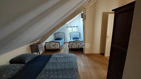 A vendre, maison de 364 m² entourée de plus de 2,5 hectares de terrain à Carsac-Aillac avec 3 gîtes meublés, une maison d'habitation et une piscine.