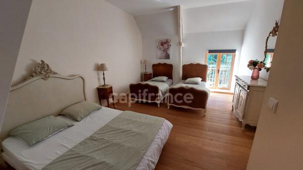 A vendre, maison de 364 m² entourée de plus de 2,5 hectares de terrain à Carsac-Aillac avec 3 gîtes meublés, une maison d'habitation et une piscine.