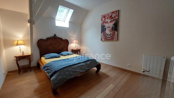 A vendre, maison de 364 m² entourée de plus de 2,5 hectares de terrain à Carsac-Aillac avec 3 gîtes meublés, une maison d'habitation et une piscine.