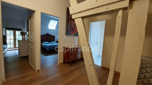 A vendre, maison de 364 m² entourée de plus de 2,5 hectares de terrain à Carsac-Aillac avec 3 gîtes meublés, une maison d'habitation et une piscine.