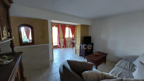 A vendre, maison de 364 m² entourée de plus de 2,5 hectares de terrain à Carsac-Aillac avec 3 gîtes meublés, une maison d'habitation et une piscine.