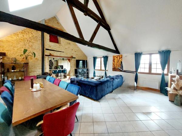 A vendre, maison de 364 m² entourée de plus de 2,5 hectares de terrain à Carsac-Aillac avec 3 gîtes meublés, une maison d'habitation et une piscine.