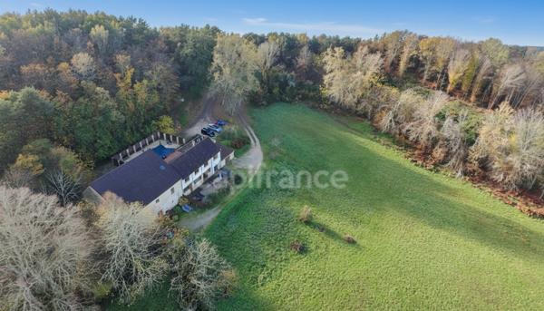 A vendre, maison de 364 m² entourée de plus de 2,5 hectares de terrain à Carsac-Aillac avec 3 gîtes meublés, une maison d'habitation et une piscine.