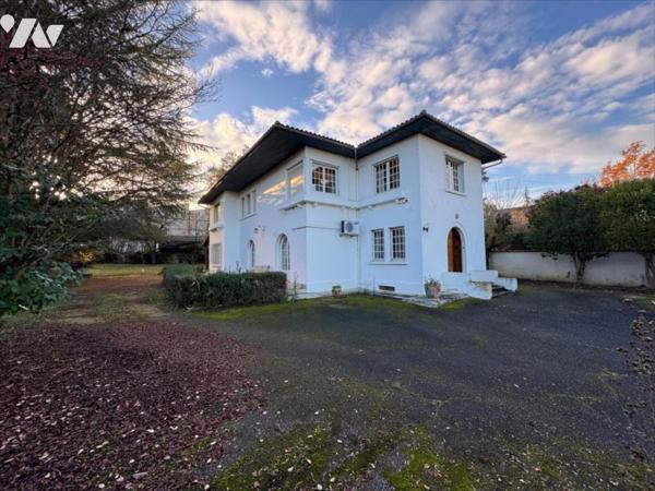 PROCHE CENTRE, GRANDE VILLA ANNEES 50 AVEC JARDIN