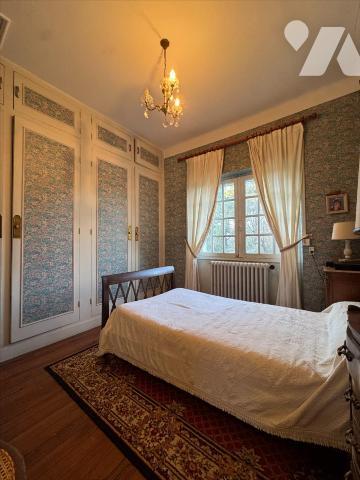 PROCHE CENTRE, GRANDE VILLA ANNEES 50 AVEC JARDIN