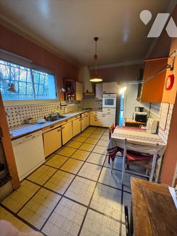 PROCHE CENTRE, GRANDE VILLA ANNEES 50 AVEC JARDIN