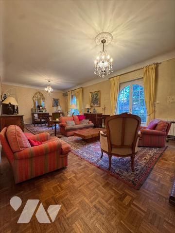 PROCHE CENTRE, GRANDE VILLA ANNEES 50 AVEC JARDIN