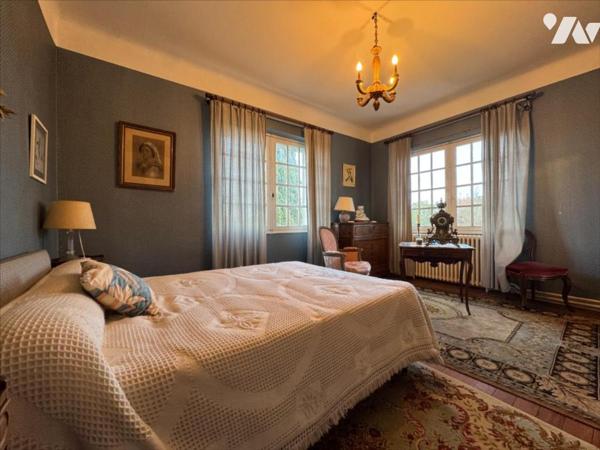 PROCHE CENTRE, GRANDE VILLA ANNEES 50 AVEC JARDIN