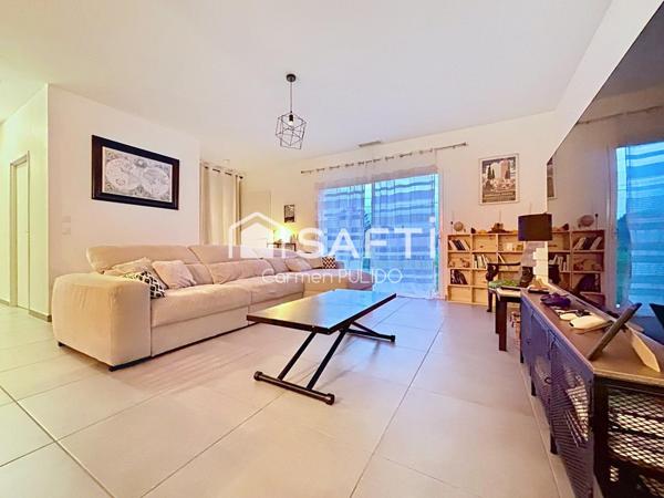 Maison contemporaine de 2020 de plain-pied : 3 chambres dont une suite parentale, jardin et garage.