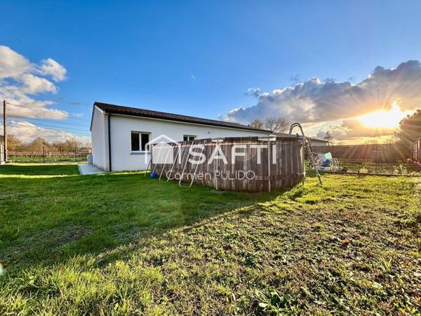 Maison contemporaine de 2020 de plain-pied : 3 chambres dont une suite parentale, jardin et garage.