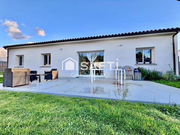 Maison contemporaine de 2020 de plain-pied : 3 chambres dont une suite parentale, jardin et garage.