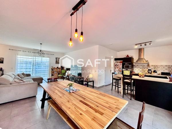 Maison contemporaine de 2020 de plain-pied : 3 chambres dont une suite parentale, jardin et garage.