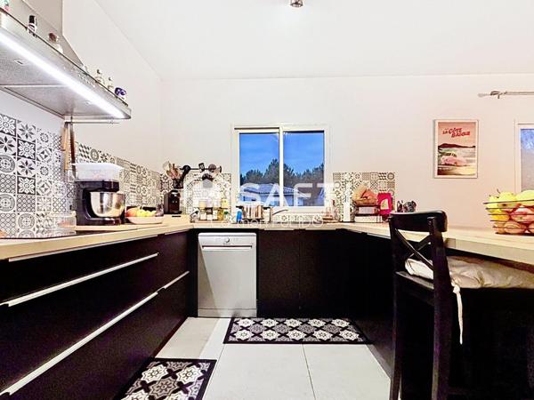 Maison contemporaine de 2020 de plain-pied : 3 chambres dont une suite parentale, jardin et garage.