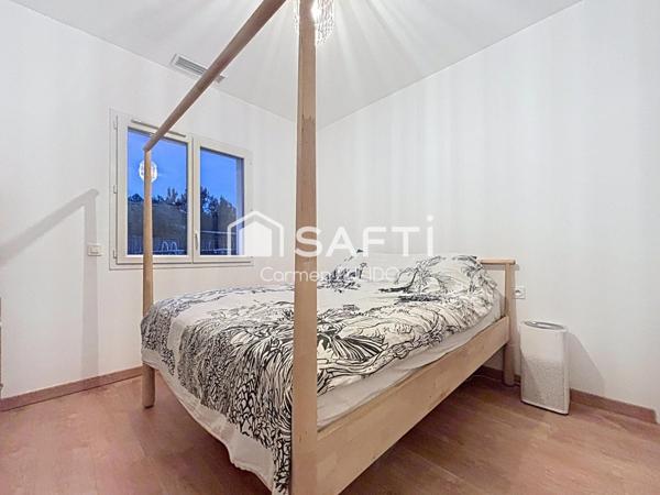 Maison contemporaine de 2020 de plain-pied : 3 chambres dont une suite parentale, jardin et garage.