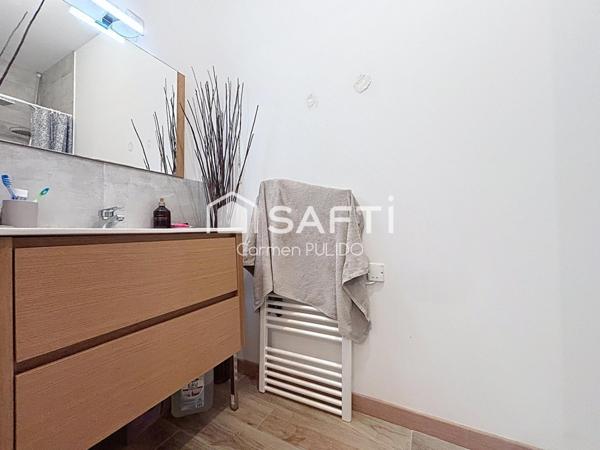 Maison contemporaine de 2020 de plain-pied : 3 chambres dont une suite parentale, jardin et garage.