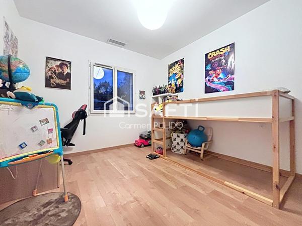 Maison contemporaine de 2020 de plain-pied : 3 chambres dont une suite parentale, jardin et garage.