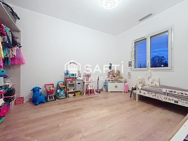 Maison contemporaine de 2020 de plain-pied : 3 chambres dont une suite parentale, jardin et garage.