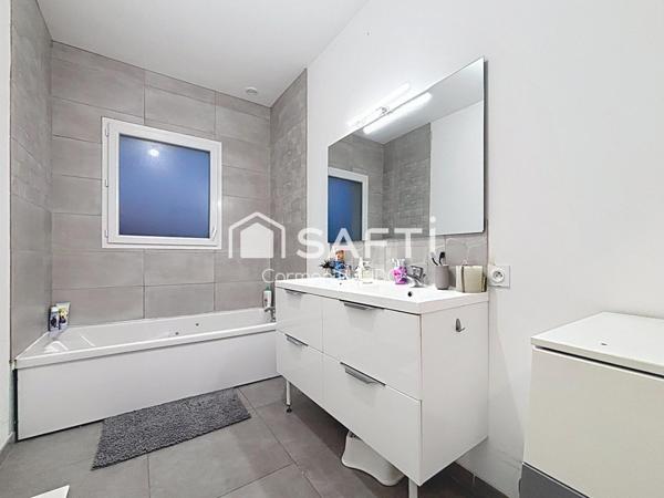 Maison contemporaine de 2020 de plain-pied : 3 chambres dont une suite parentale, jardin et garage.