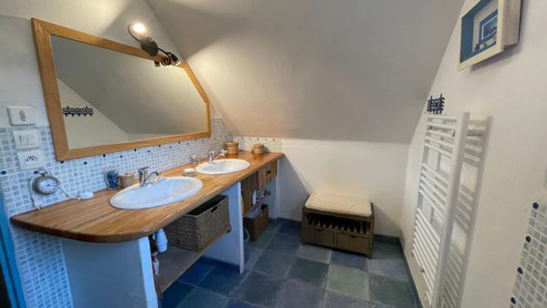 Maison 4 chambres à vendre, volumes confortables et secteur calme à Ploemel