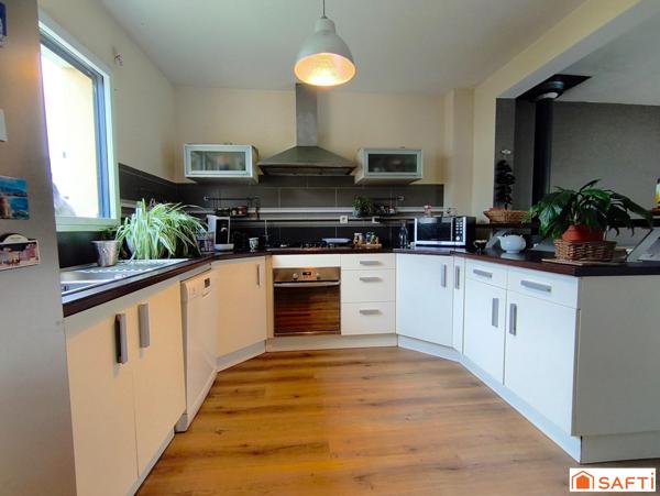 Maison lumineuse avec piscine et proche commodités