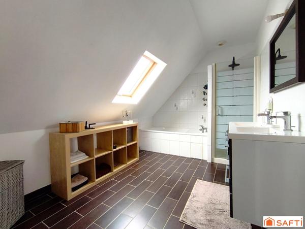 Maison lumineuse avec piscine et proche commodités