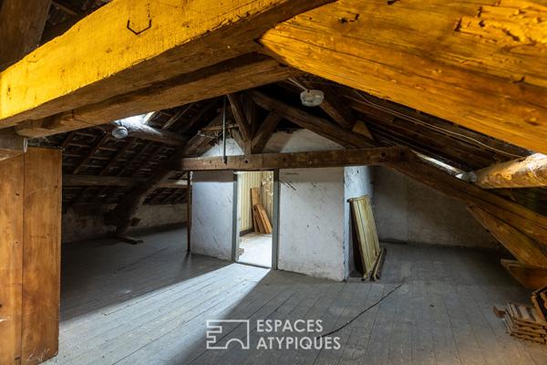 Ancienne maison vigneronne dans village médiéval