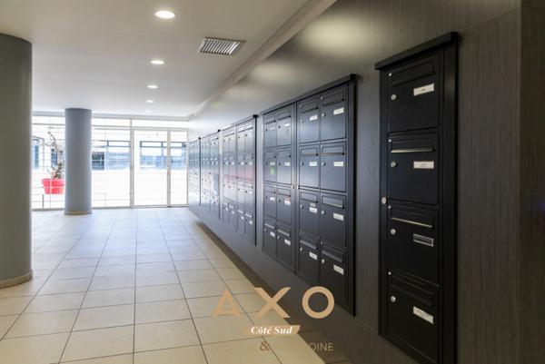 MARSEILLE  LA JOLIETTE  APPARTEMENT T4  91 M²  TERRASSE 100 M²  VUE PANORAMIQUE  BOX FERMÉ  470 000 