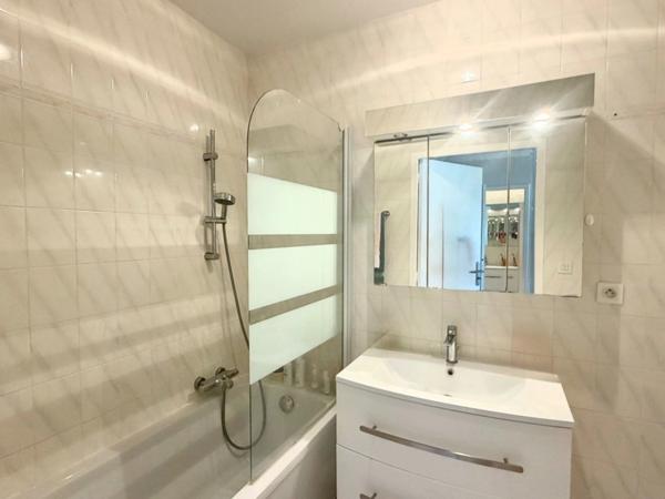 LA BAULE – 2 CHAMBRES – DERNIER ÉTAGE – TERRASSE 17,51 M² – PARKING – GARAGE POSSIBLE
