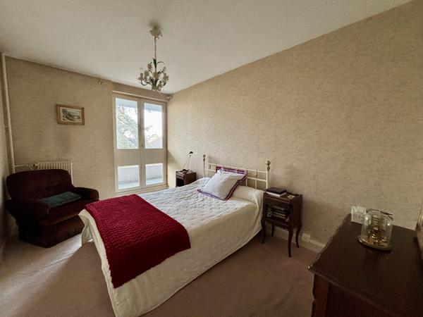 Appartement
                                                                                                                                                                                                                                                                                                                        5 pièce(s)                                                                                                                                                                                                          3 chambre(s)                                                                                                                                                                                                          99.75  m²