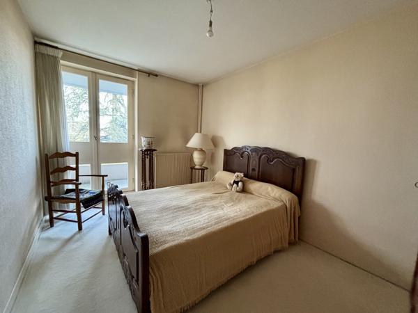 Appartement
                                                                                                                                                                                                                                                                                                                        5 pièce(s)                                                                                                                                                                                                          3 chambre(s)                                                                                                                                                                                                          99.75  m²